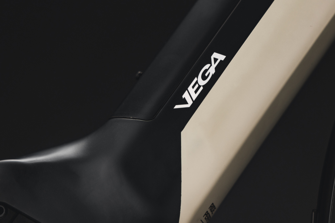 Vega, red, Sram Apex, Microtech MX25, 2023